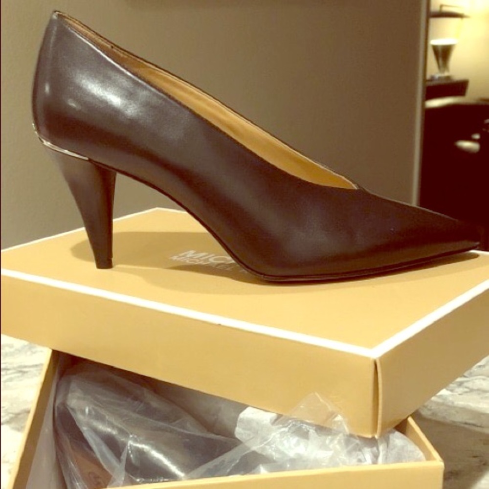 Michael Kors Lizzy Mid Pump Black Leather Deep V
